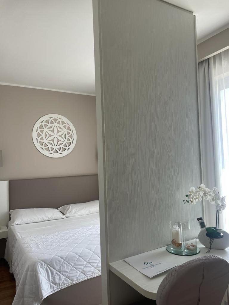 Hotel Mediterraneo Лидо-ди-Латина Экстерьер фото