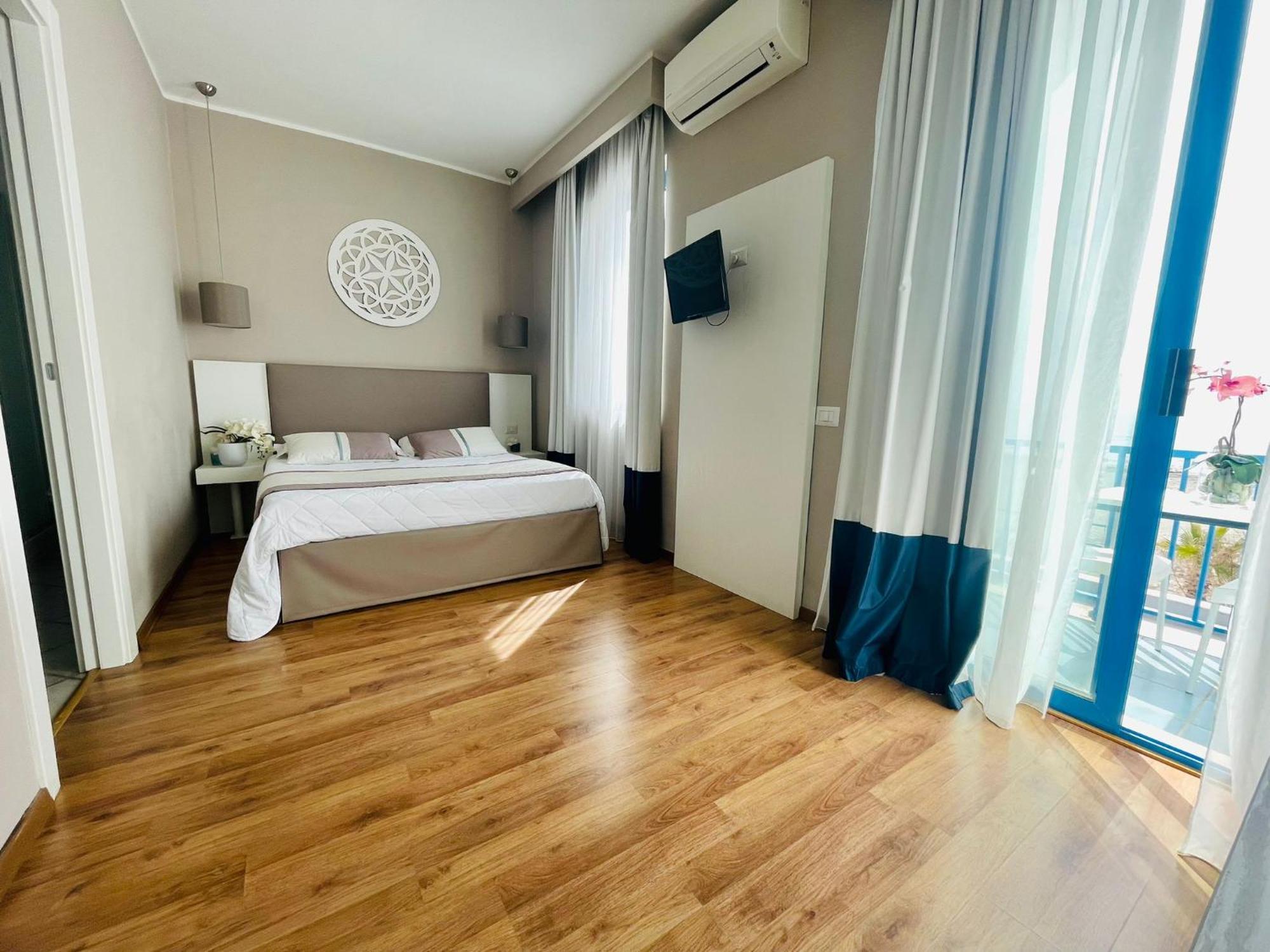 Hotel Mediterraneo Лидо-ди-Латина Экстерьер фото